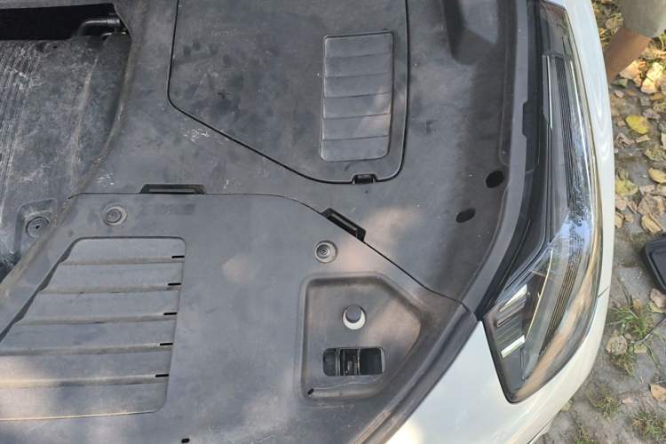 Used Lynk & Co 05 2020 2.0TD Four-Wheel Drive HypeHalo Engine Bay Left