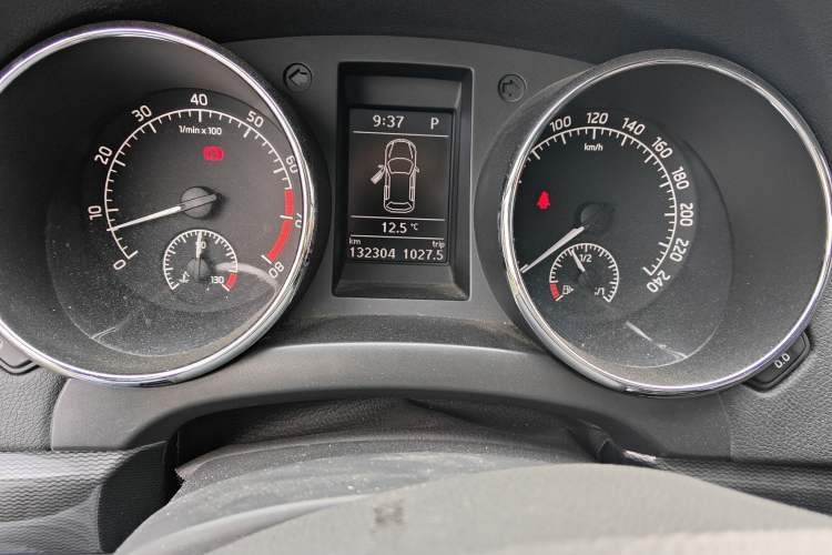 Used Skoda Yeti 2014 1.4 TSI DSG Phantom Edition Odometer Close Up