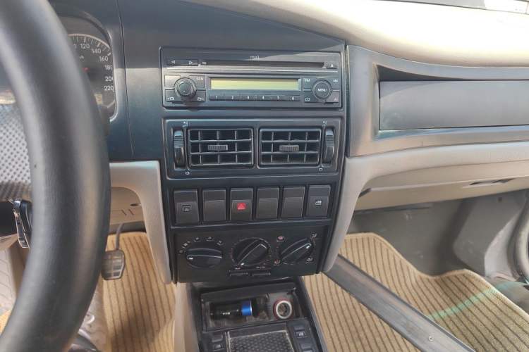 Used Volkswagen Santana Vista 2008 1.8L Manual Sishang Model Audio And AC Panel