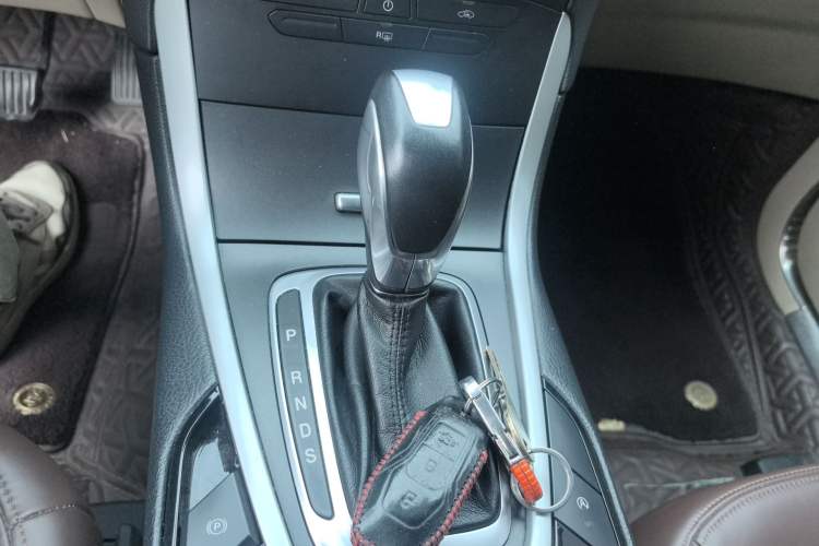 Used Ford Edge 2016 EcoBoost 245 Two-Wheel-Drive Titanium 5-Seater Gear Lever