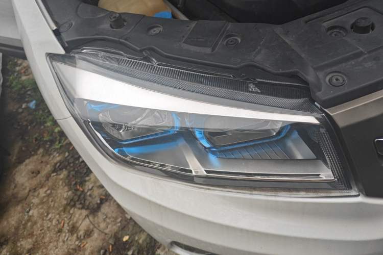 Used CHANGAN CS75 2017 Shangkui Edition 1.5T Automatic Fengxiang Model Right Front Headlight