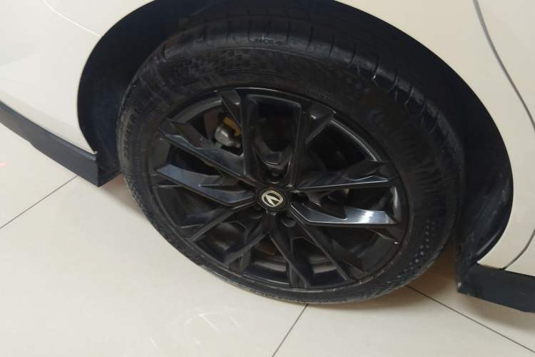 Used CHANGAN UNI-V 2024 1.5T Luxury Edition Right Rear Wheel Hub