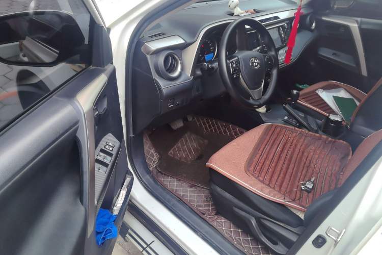 Used Toyota RAV4 2015 2.0L CVT Two-Wheel Drive Fashion Edition
