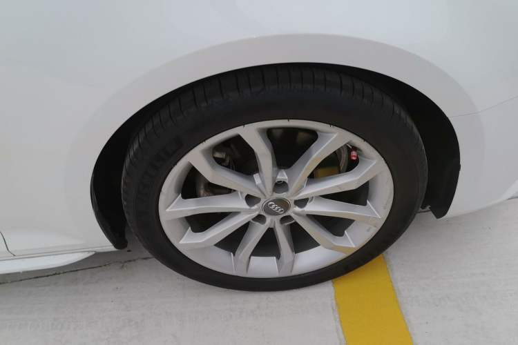 Used Audi A4L 2018 30th Anniversary Edition 40 TFSI Fashion Model Right Front Wheel Hub