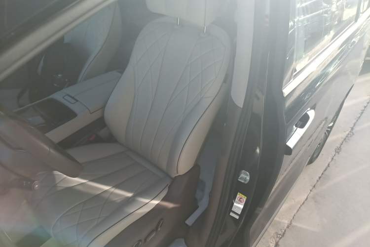 Used Denza D9 2022 DM-i 970 Four-Wheel Drive Prestige Model Left Front Seat