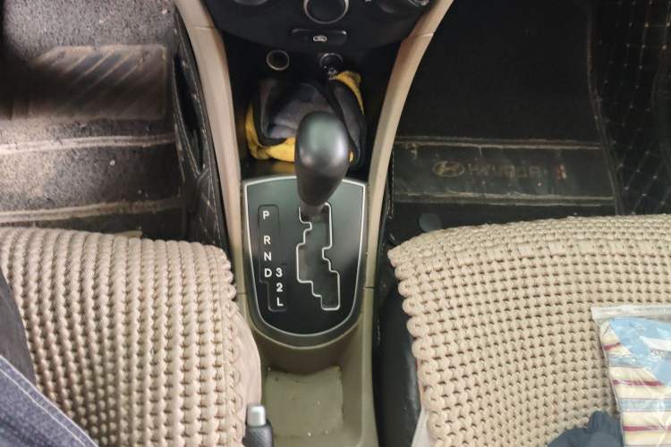 Used Hyundai Verna (older generation) 2014 1.4L Automatic Smart GLS Gear Lever