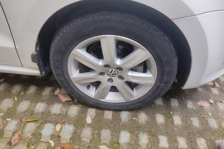 Used Volkswagen Polo 2013 1.4L Automatic Comfort Edition Right Front Wheel Hub