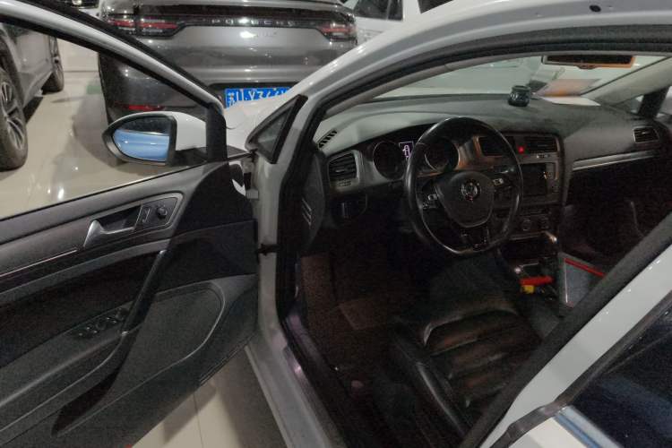 Used Volkswagen Golf 2014 1.4TSI Automatic Luxury Model Driver Seat