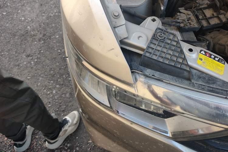 Used Wuling Hongguang V 2019 1.5L Jingqu Edition Sealed-Window Vehicle China VI LAR Right Front Headlight