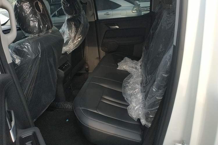 Used JMC DaDao 2024 All-Purpose Model 2.3T Diesel Automatic 4x4 Comfort Edition with Flat Cargo Bed
