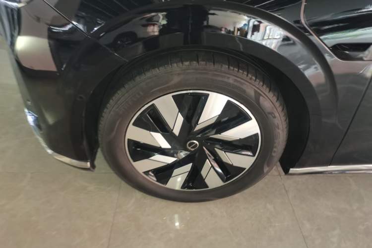 Used Volvo EM90 2025 Ultra Six-Seater Left Front Wheel Hub