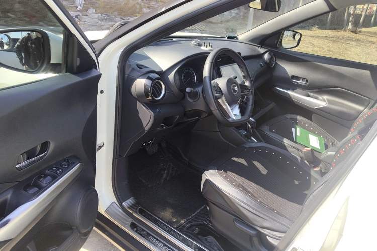 Used Nissan Kicks 2017 1.5L CVT Smart Edition Driver Seat