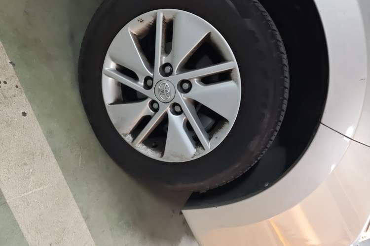 Used Toyota Corolla 2014 1.6L CVT GL Right Front Wheel Hub