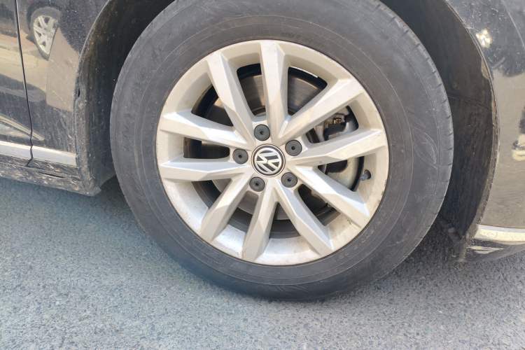 Used Volkswagen Magotan 2019 280TSI DSG Comfort Model China VI Standard Right Front Wheel Hub