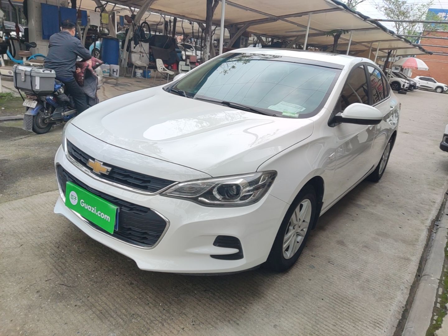 Под передней частью автомобиля