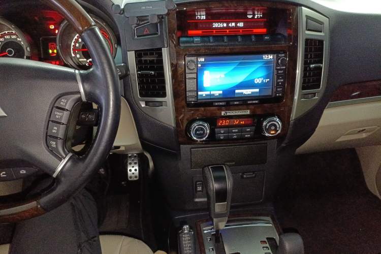 Used Mitsubishi Pajero  Audio And AC Panel