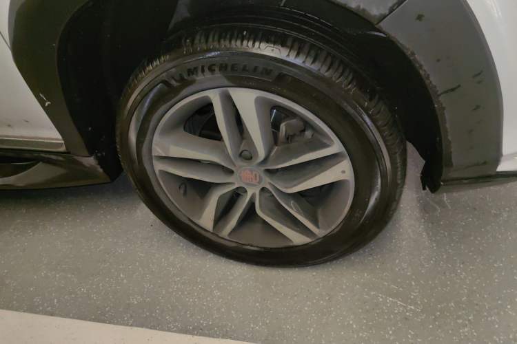 Used BYD Tang New Energy 2015 2.0T Four-Wheel-Drive Flagship Model Right Front Wheel Hub