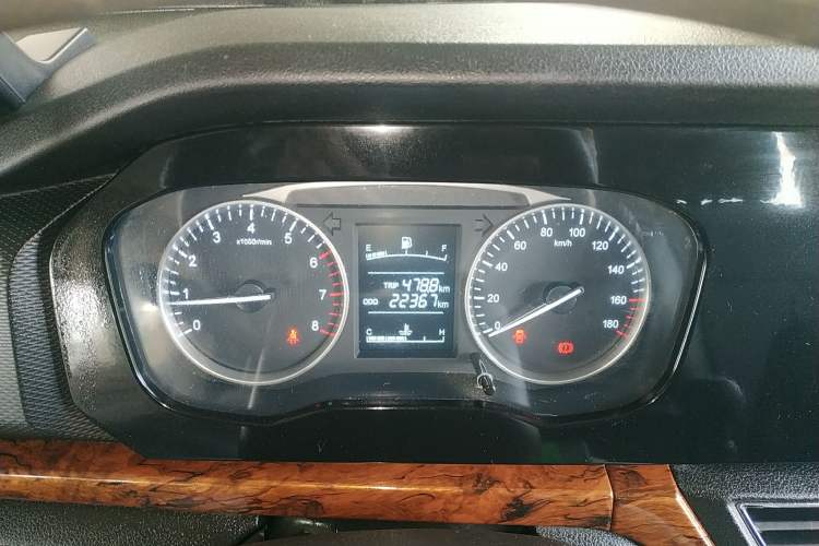 Used Kuayue Kuayue Zhe D5 2021 1.6L Standard Edition Double-Cab Flatbed with Dual Rear Wheels 3050mm Cargo Bed DAM16KL
