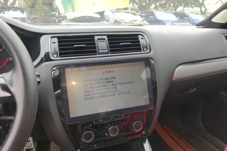 Used Volkswagen Sagitar 2015 1.6L Automatic Comfort Model Audio And AC Panel