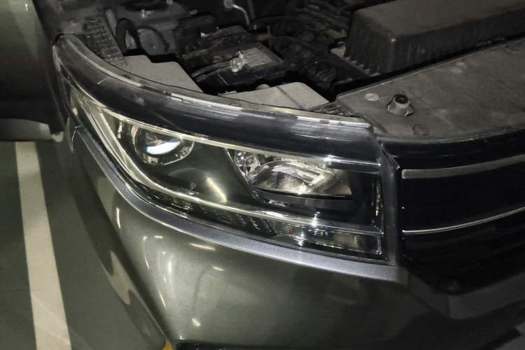 Used Wuling Zhengcheng 2021 1.5T Manual Luxury Version Right Front Headlight