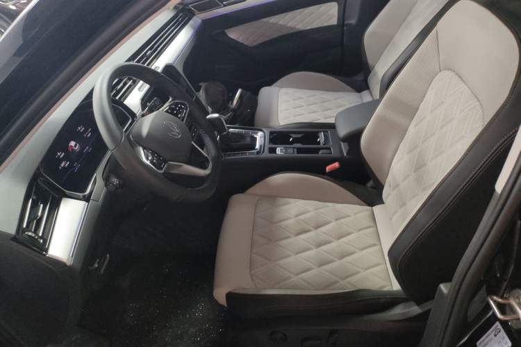 Used Volkswagen Magotan 2025 Revised Version Zhongxiang Edition 330TSI DSG Luxury Trim