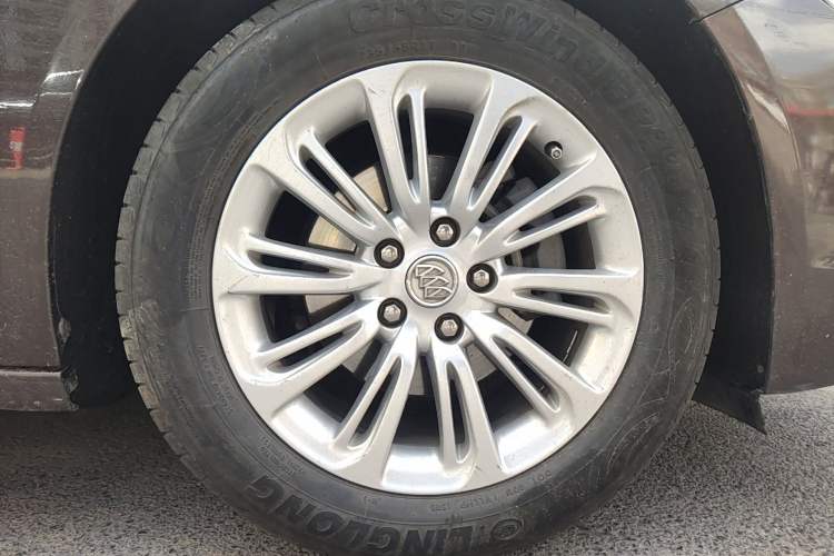 Used Buick LaCrosse 2016 20T Elite Edition Right Front Wheel Hub