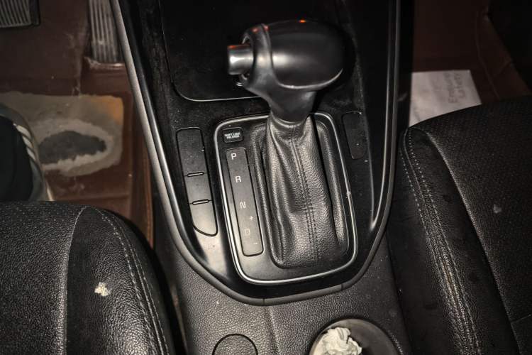 Used Kia Carens 2013 2.0L 7-Seater Automatic Standard Version China IV Standard Gear Lever