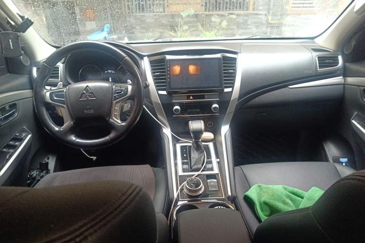 Used Mitsubishi Pajero Sport  Center Console