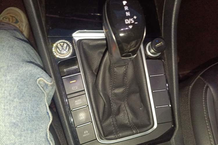 Used Volkswagen Sagitar 2021 280TSI DSG 30th Anniversary Edition Gear Lever