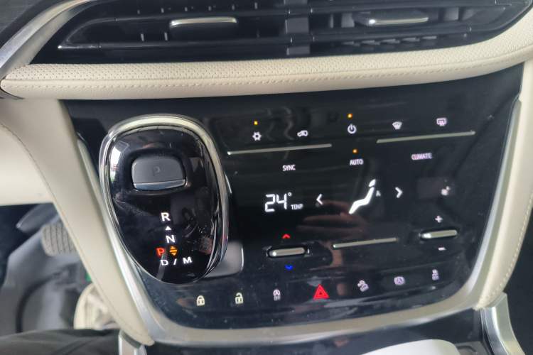 Used Buick GL8 2022 ES Landtrek 653T Comfort Edition Audio And AC Panel