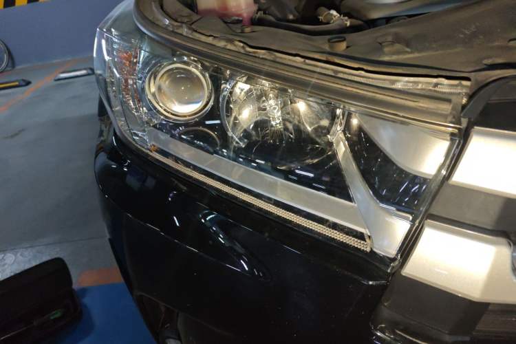 Used Toyota Highlander 2018 2.0T Four-Wheel Drive Luxury Edition 7 Seats China V Emission Standard Right Front Headlight