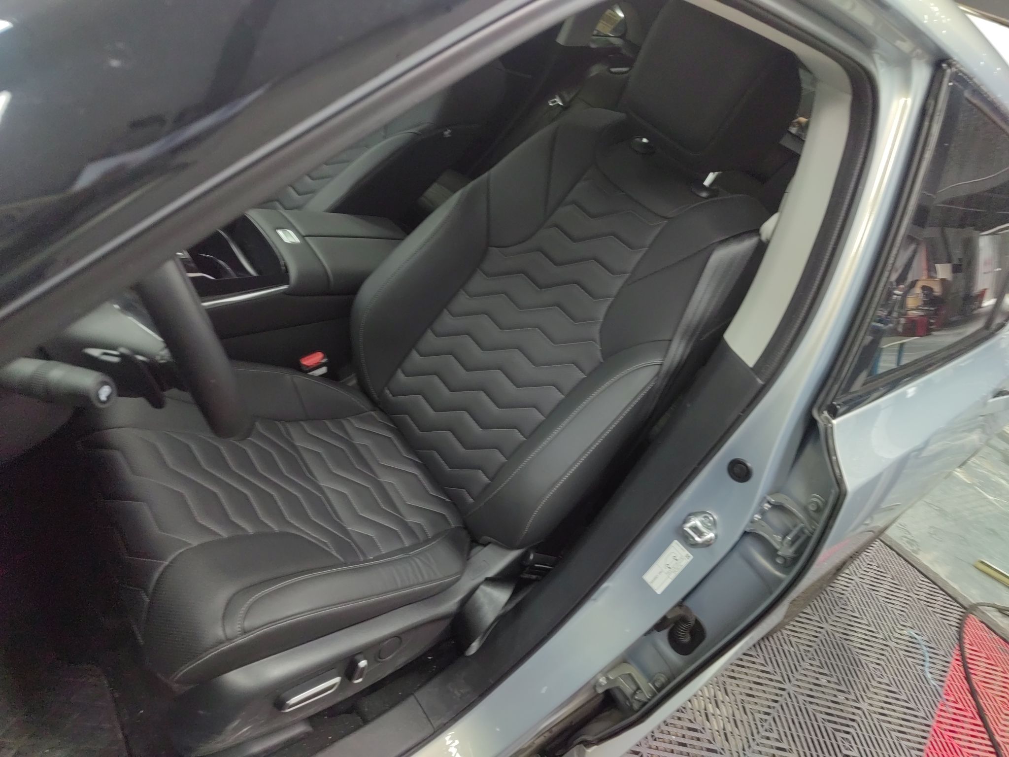 Переднее сиденье в автомобиле