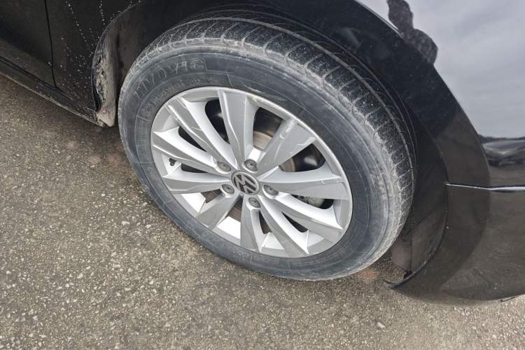 Used Volkswagen Sagitar 2014 1.6L Automatic Comfort Model Right Front Wheel Hub