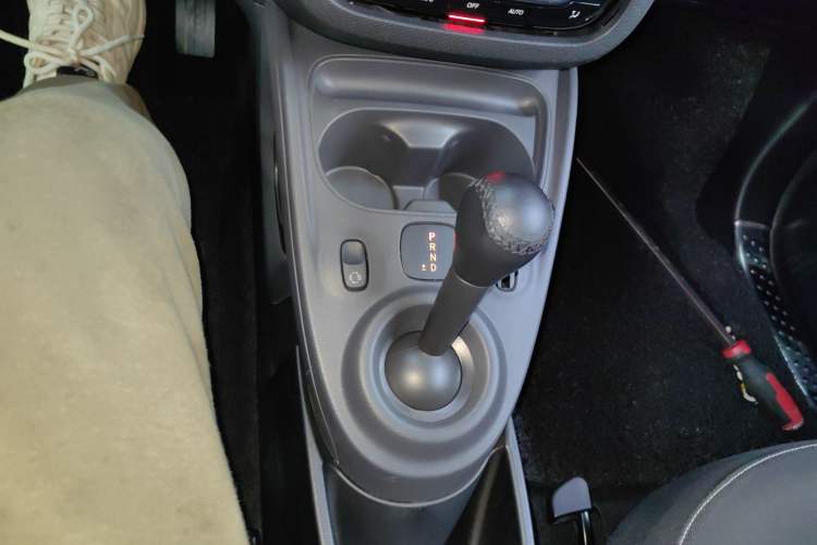 Used smart fortwo 2019 0.9T 66kW Hardtop Wind Power Edition China VI Gear Lever