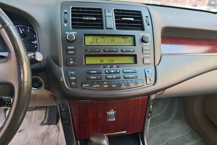 Used Toyota Crown 2010 2.5L Royal Leather Sunroof Edition Audio And AC Panel