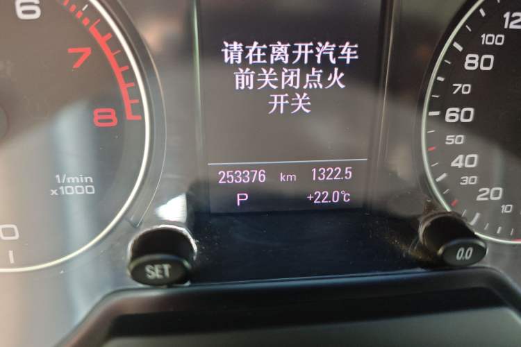 Used Audi Q5 2016 40 TFSI Comfort Model Odometer Close Up