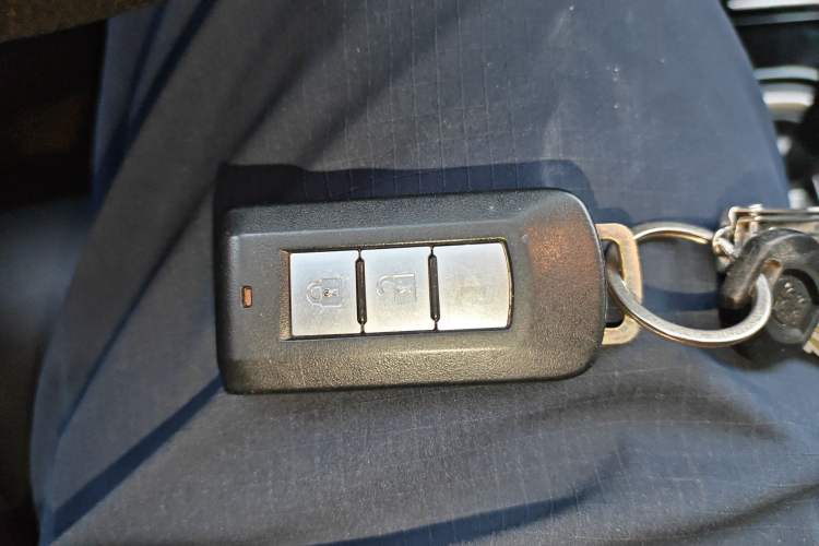 Used Mitsubishi Outlander 2019 2.0L Two-Wheel Drive Comfort Edition 7 Seats China V Emission Standard