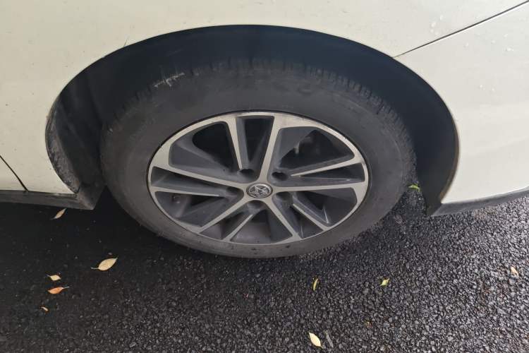 Used Venucia D60 2018 1.6L Manual Comfort Edition Right Front Wheel Hub