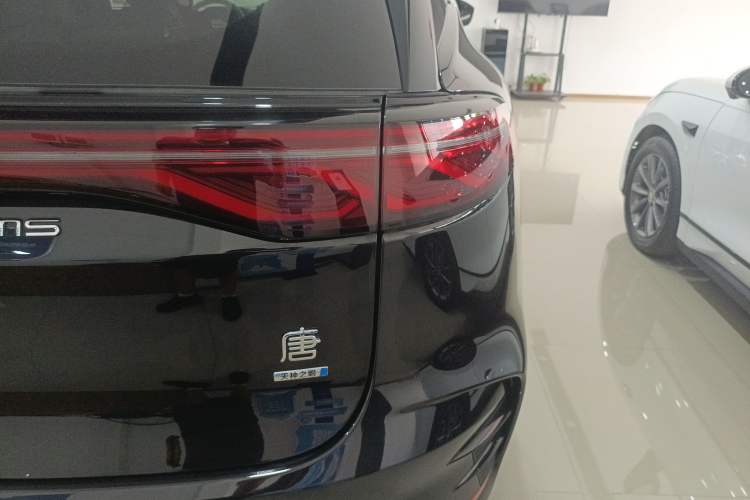 Used BYD Tang New Energy 2025 DM-i 115KM Flagship Model Right Rear Taillight