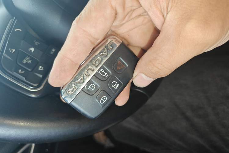 Used Jaguar F-PACE 2016 2.0T Two-Wheel Drive Urban Luxury Edition Vehicle Key