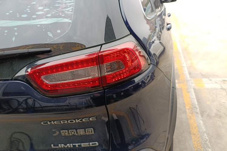 Used Jeep Cherokee 2017 2.4L Leading Edition
