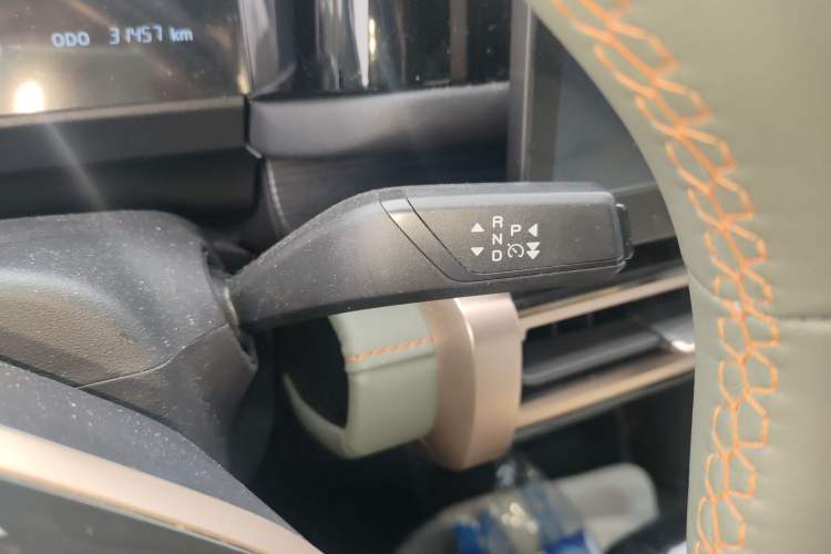 Used iCAR 03 2024 401km Two-Wheel Drive Standard Advanced Version Gear Lever