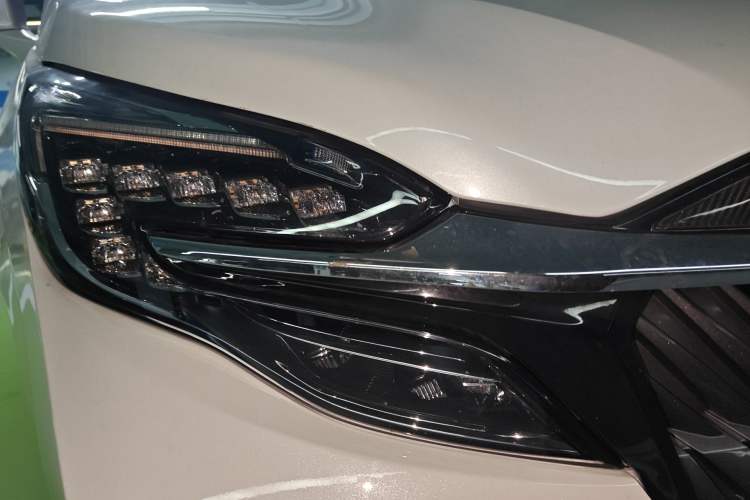 Used Buick GL8 2022 ES Landtrek 653T Comfort Edition Right Front Headlight