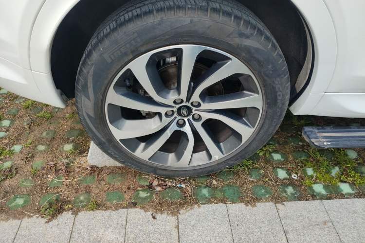 Used Land Rover Discovery Sport 2021 249 PS R-Dynamic S Performance Edition Right Rear Wheel Hub