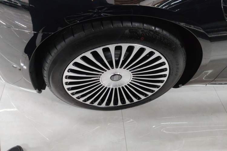 Used Hima S800 2025 Model, Range-Extended Starlight Executive Edition, 4 Seats Left Front Wheel Hub