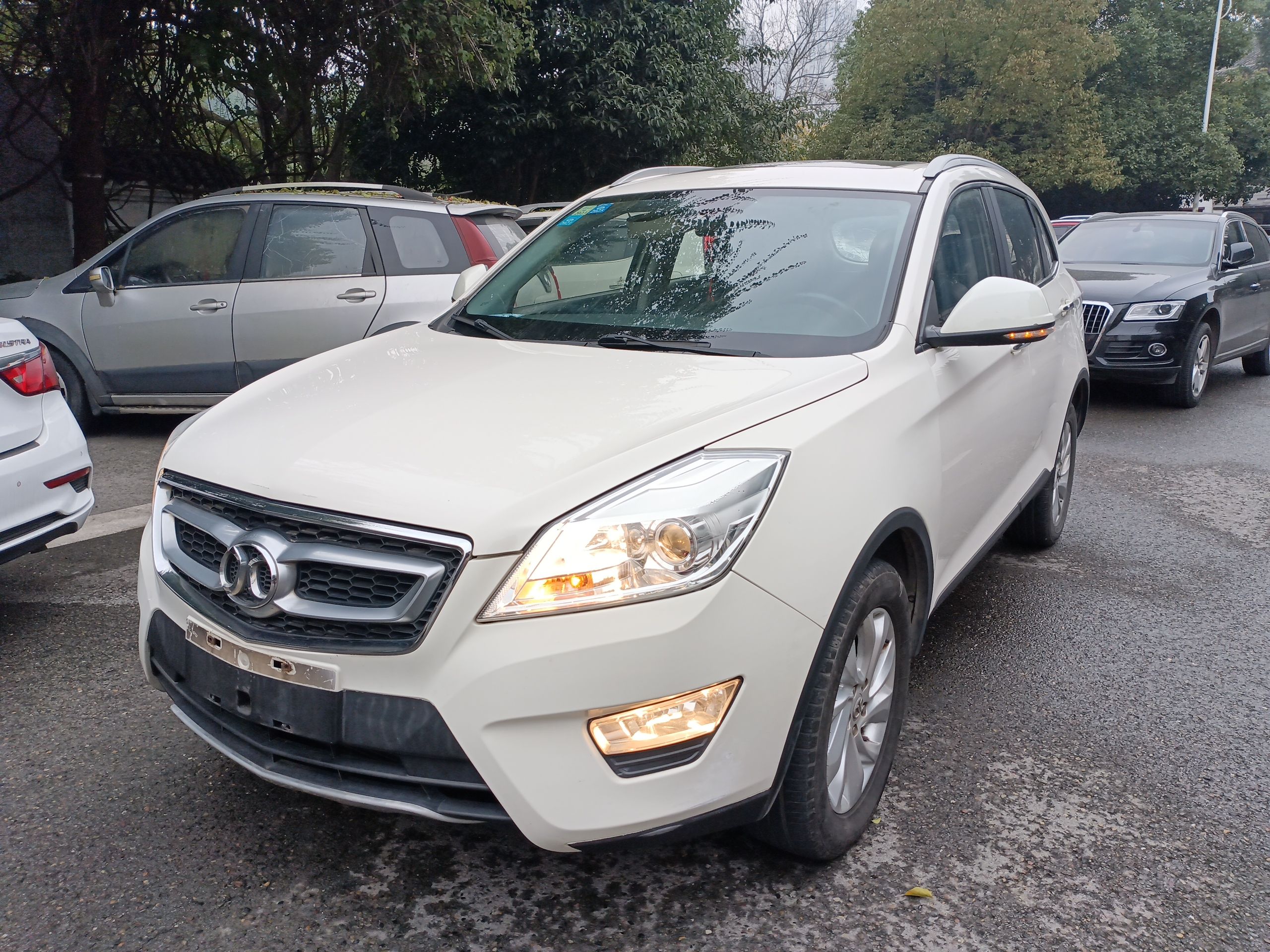 Под передней частью автомобиля