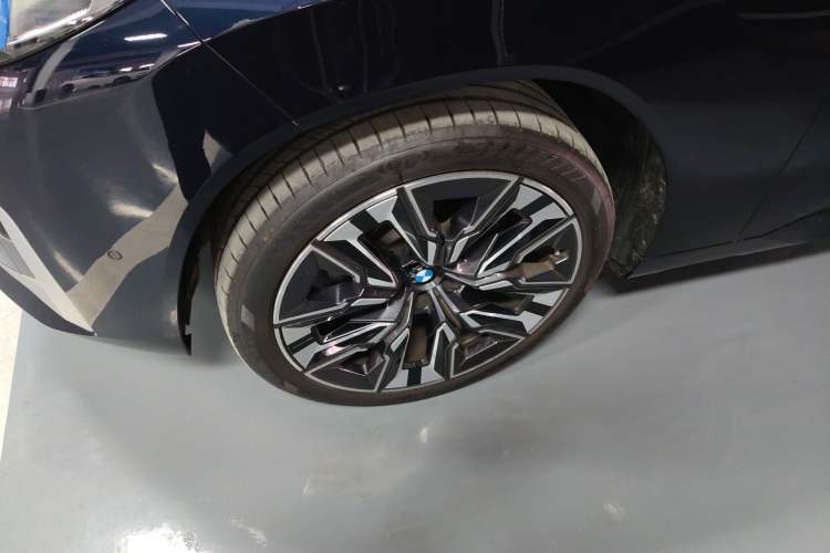 Used BMW X3 2025 xDrive30L Luxury Edition M Sport Package Left Front Wheel Hub