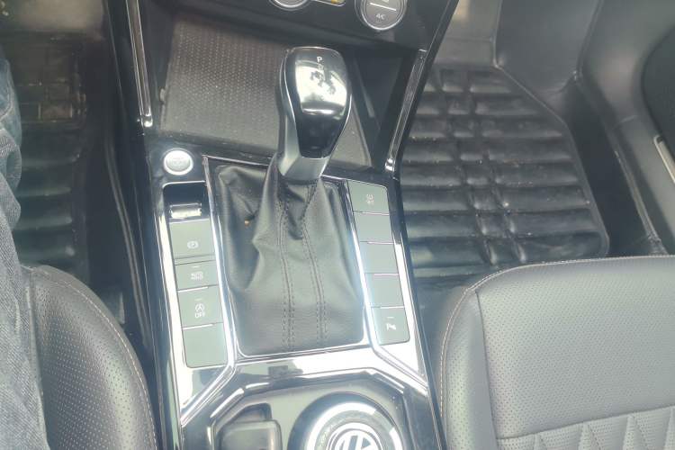Used Volkswagen Passat 2019 330TSI Luxury Edition China VI Standard Gear Lever