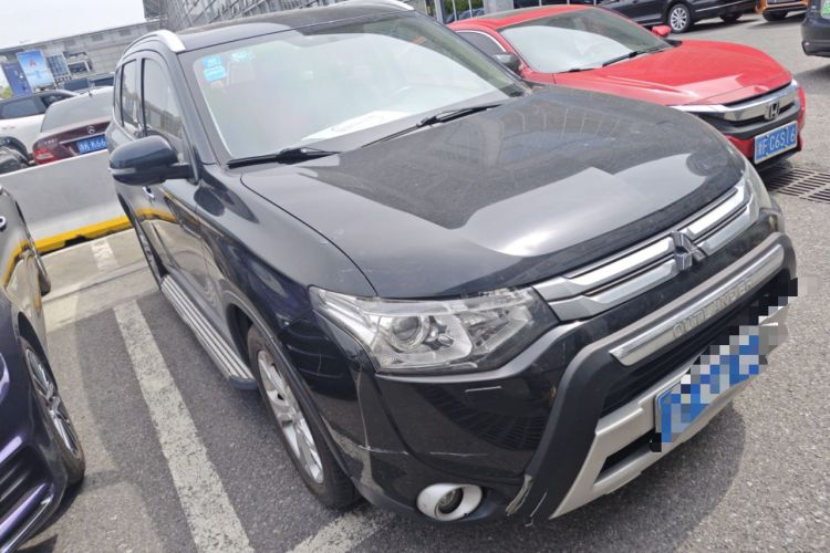 Used Mitsubishi Outlander 2014 2.4L 4x4 Deluxe Value Edition 7 Seats Front Right 45 Deg