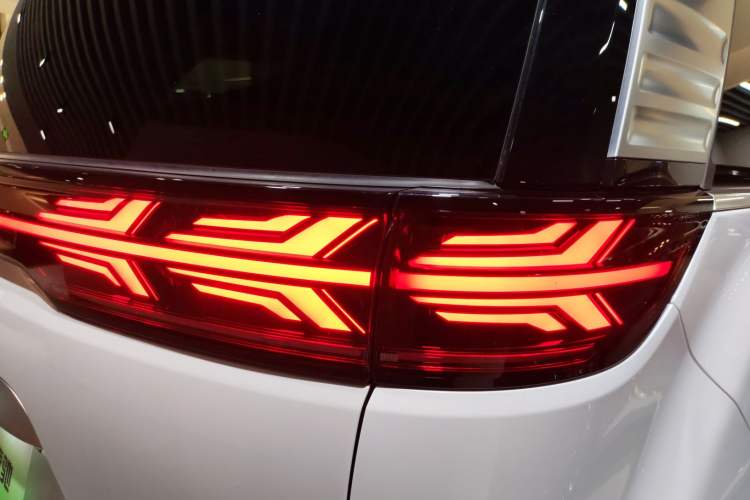 Used Denza D9 2025 DM-i Intelligent Drive 1020 Four-Wheel Drive Flagship Model
